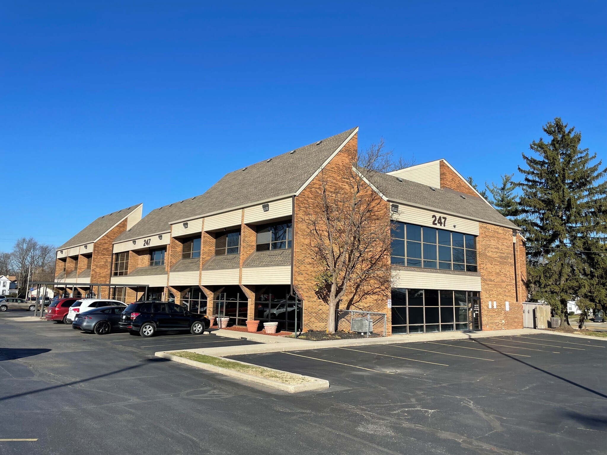 247 S Burnett Rd, Springfield, OH à louer Photo principale– Image 1 sur 11