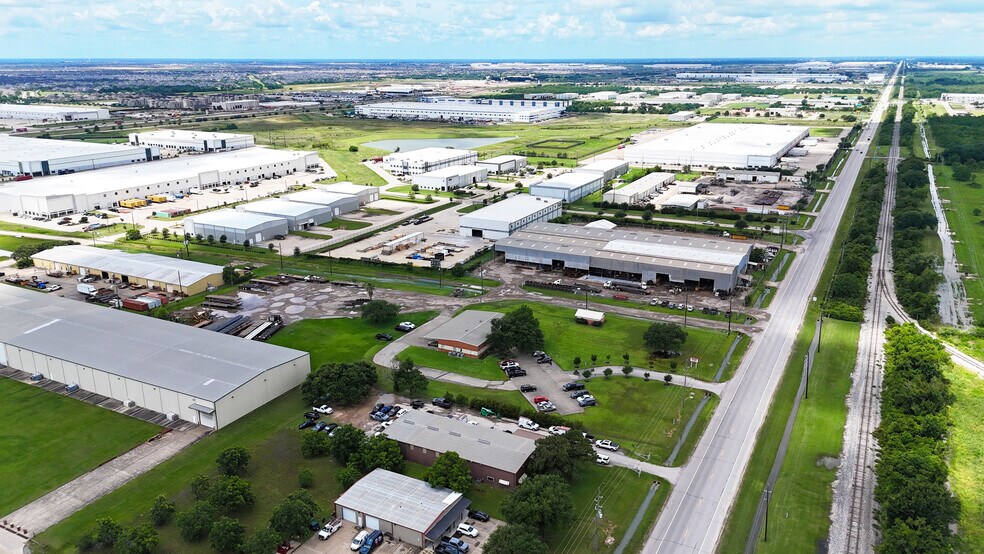 27921 Highway Blvd, Katy, TX à vendre - Photo de l’immeuble – Image 3 sur 7