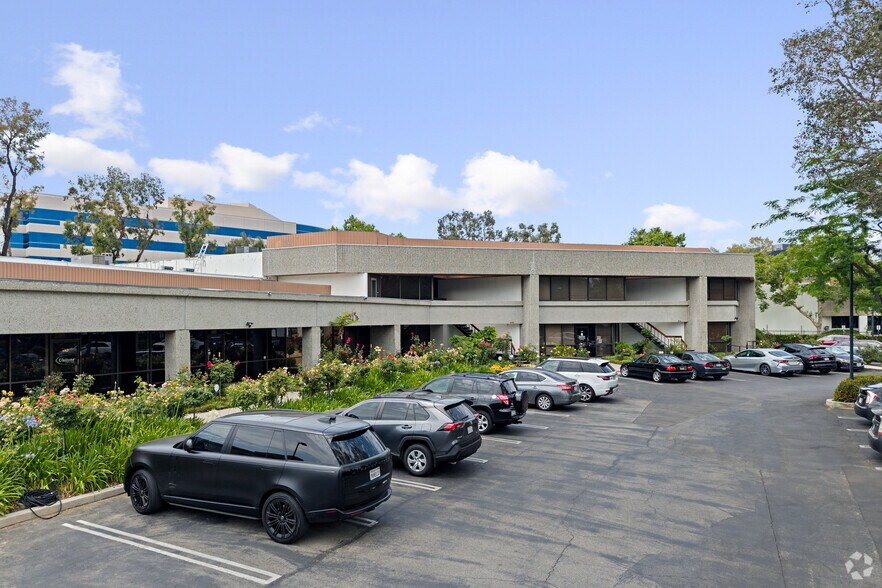 21250 Califa St, Woodland Hills, CA à louer - Photo de l’immeuble – Image 3 sur 40
