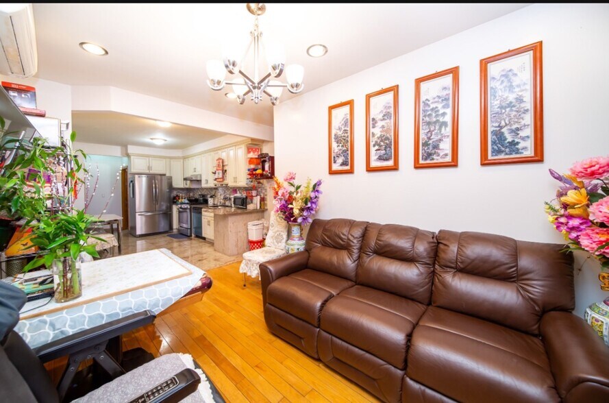 4216 162nd St, Flushing, NY à vendre - Photo de l’immeuble – Image 3 sur 15