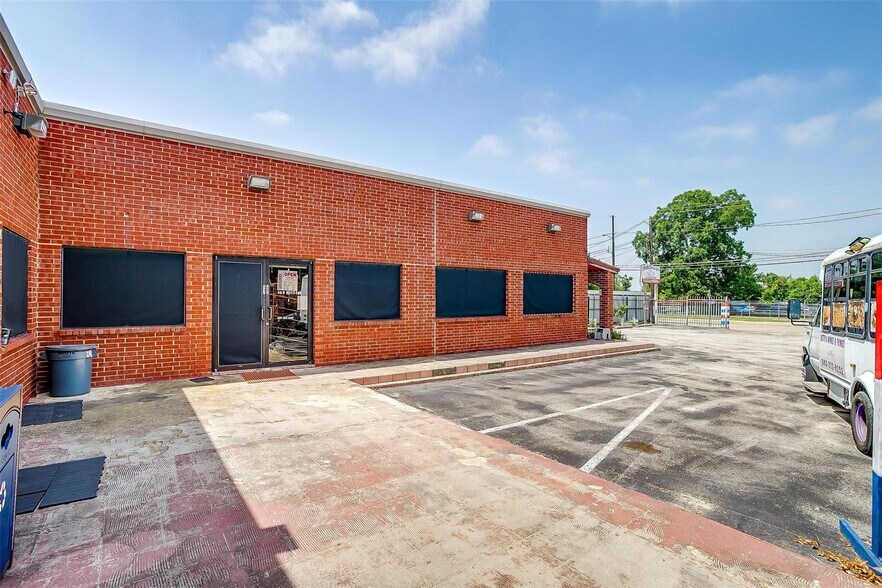 9738 Brockbank Dr, Dallas, TX à vendre - Photo de l’immeuble – Image 3 sur 7