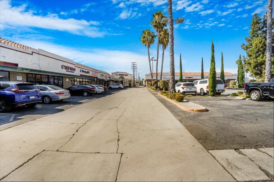 10877-10911 Los Alamitos Blvd, Los Alamitos, CA à louer - Photo de l’immeuble – Image 2 sur 19