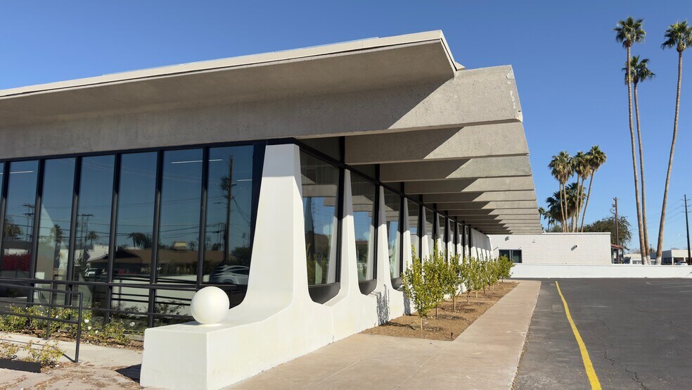 5628 E Thomas Rd, Phoenix, AZ à louer - Photo de l’immeuble – Image 2 sur 12