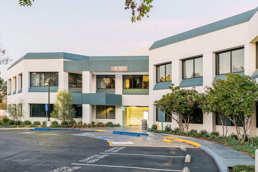 31365 Oak Crest Dr, Westlake Village, CA à louer - Photo de l’immeuble – Image 3 sur 16