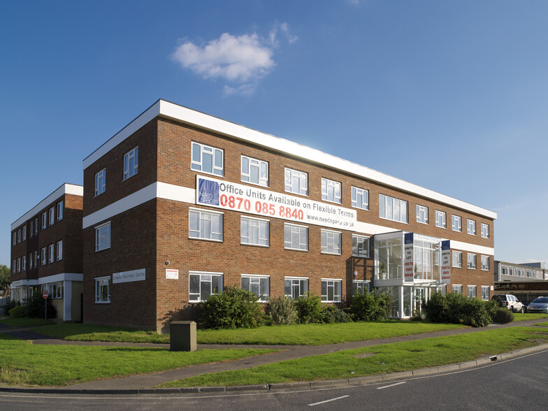 Stephenson Way, Crawley à vendre - Photo principale – Image 1 sur 10