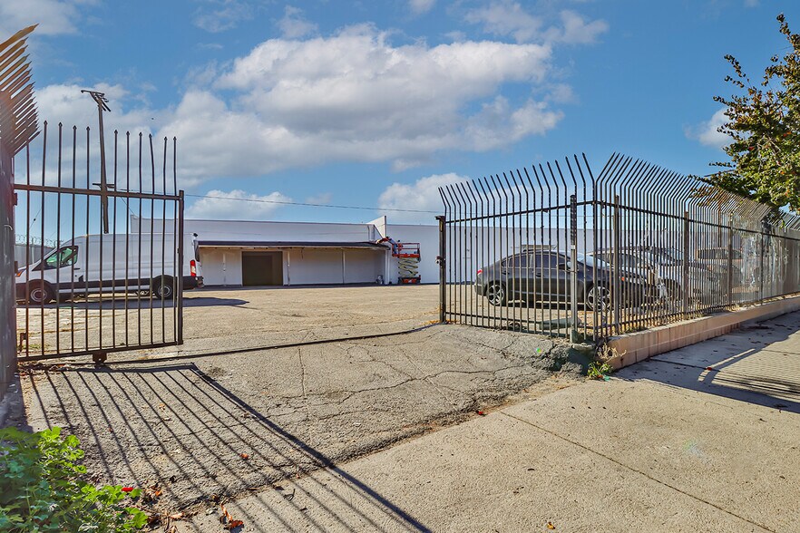 7428 Bellaire Ave, North Hollywood, CA à louer - Photo de l’immeuble – Image 3 sur 13