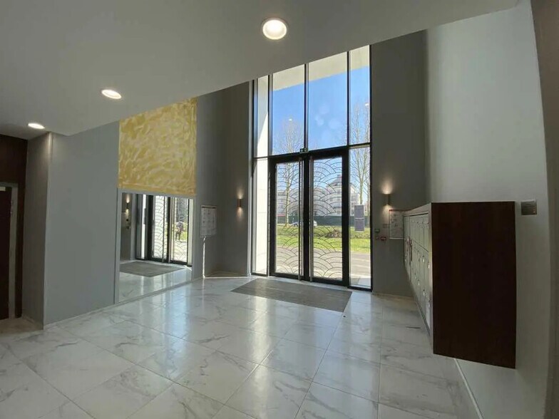 Bureau dans Chessy à louer - Hall d’entrée – Image 2 sur 9