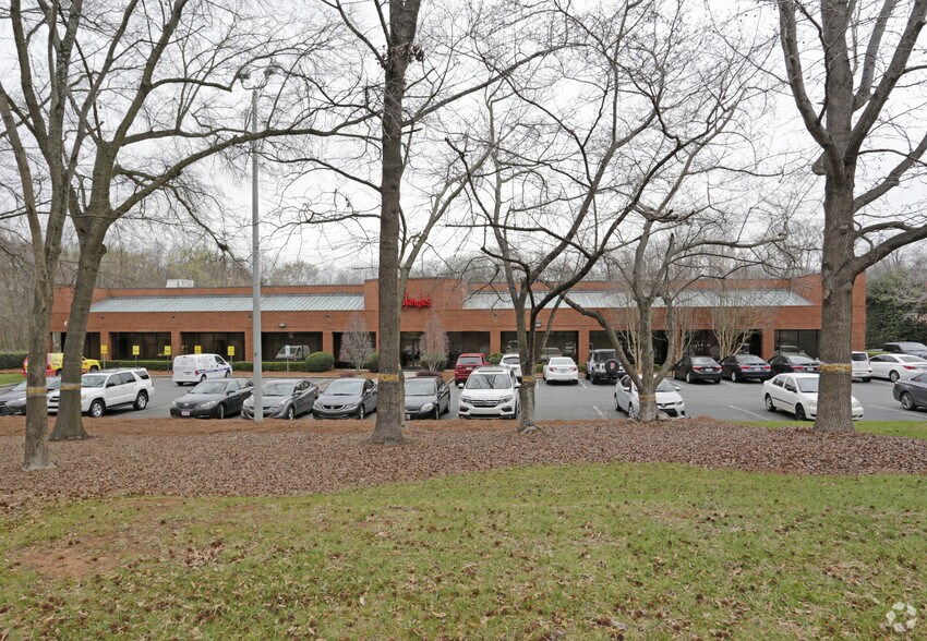9432 Southern Pine Blvd, Charlotte, NC à louer - Photo de l’immeuble – Image 2 sur 3