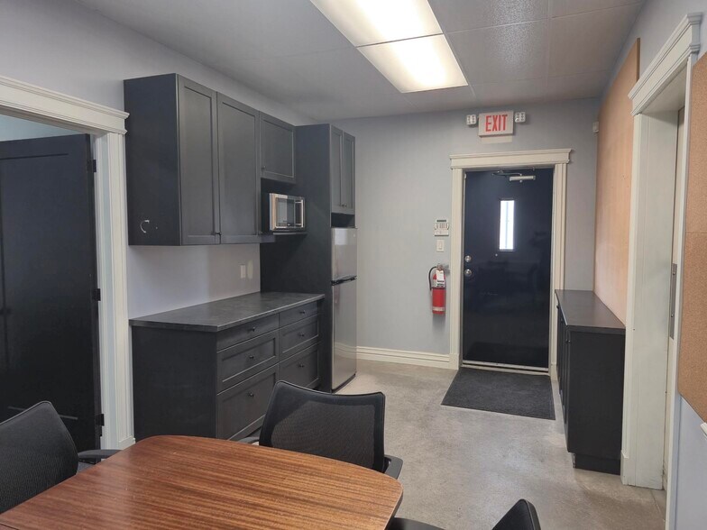 115 Industrial Av, Carleton Place, ON à vendre - Photo de l’immeuble – Image 3 sur 4
