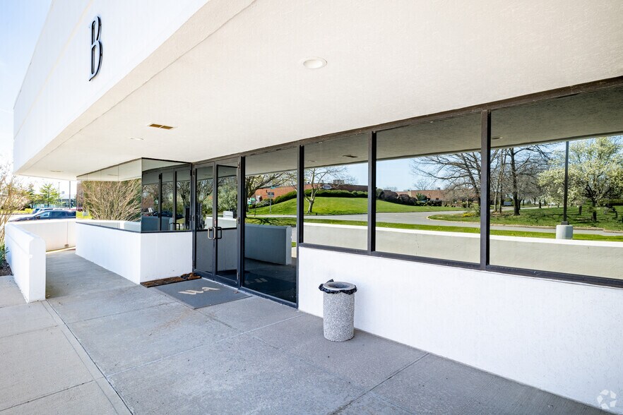 140 Adams Ave, Hauppauge, NY à louer - Photo de l’immeuble – Image 2 sur 9