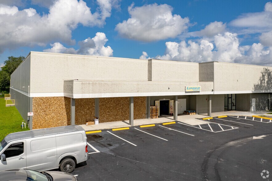 5880 W Oakland Park Blvd, Lauderhill, FL à louer - Photo de l’immeuble – Image 3 sur 11