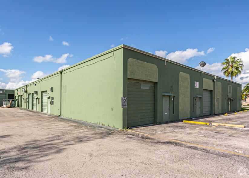 350-382 NE 191st St, Miami, FL à louer - Photo principale – Image 1 sur 8