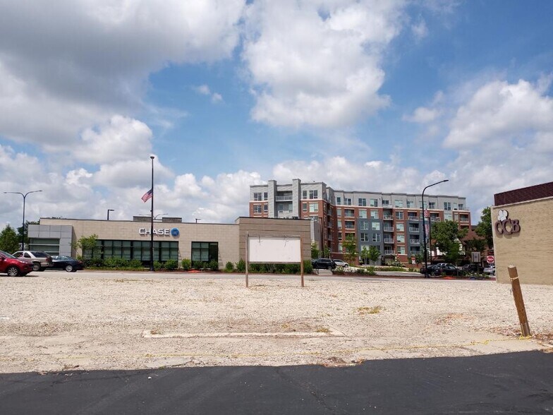 105 S Main St, Mount Prospect, IL à louer - Photo de l’immeuble – Image 3 sur 7