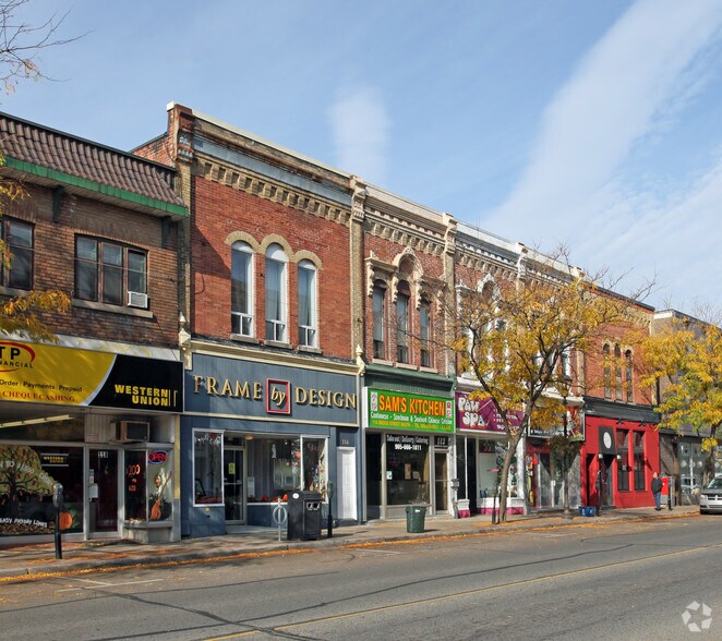 106-116 Brock St S, Whitby, ON à louer - Photo principale – Image 1 sur 2