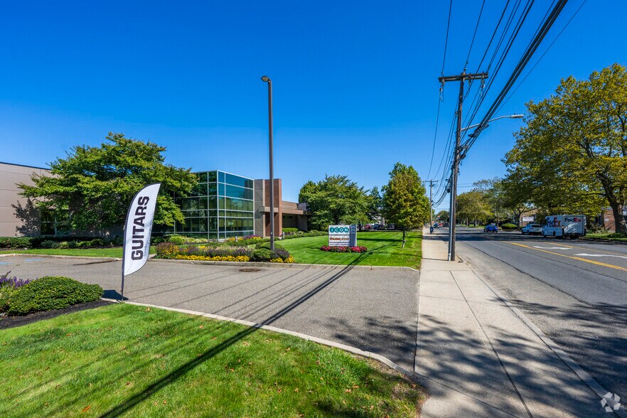 123 Smith St, Farmingdale, NY à louer - Photo de l’immeuble – Image 3 sur 5