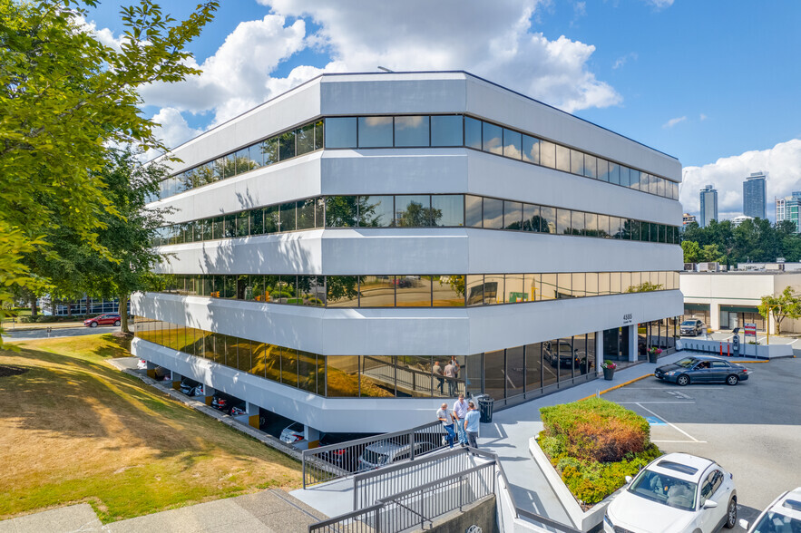 4595 Canada Way, Burnaby, BC à louer - Photo de l’immeuble – Image 1 sur 12