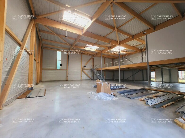 Local d’activités dans CHANTELOUP-EN-BRIE à louer - Photo de l’immeuble – Image 1 sur 19