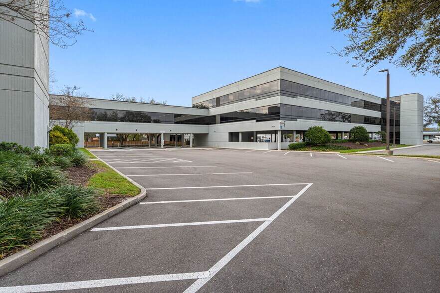 6801 E Hillsborough Ave, Tampa, FL à louer - Photo de l’immeuble – Image 2 sur 80