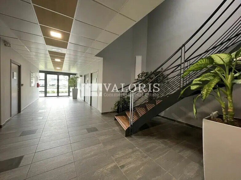 Bureau dans Saint-Priest à louer - Hall d’entrée – Image 2 sur 15