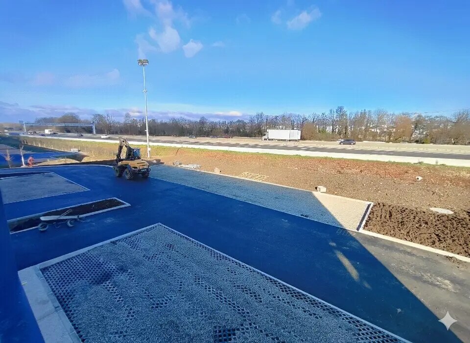 Local commercial dans Bourgoin-Jallieu à louer Photo de la construction– Image 1 sur 9