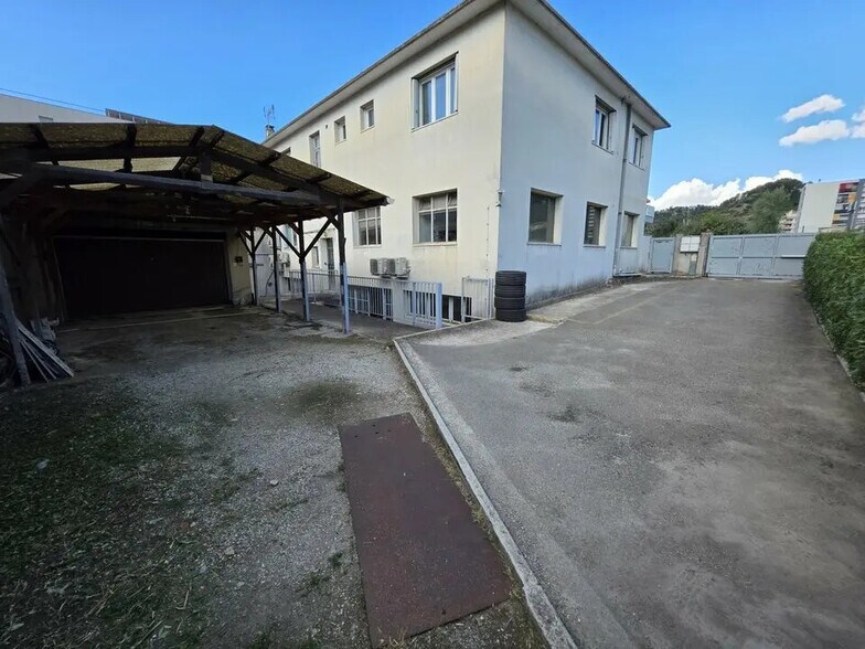 Industriel/Logistique dans La Trinité à louer - Photo de l’immeuble – Image 1 sur 12