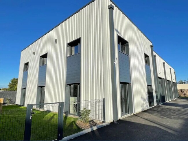 Plus de détails pour Local d’activités à vendre