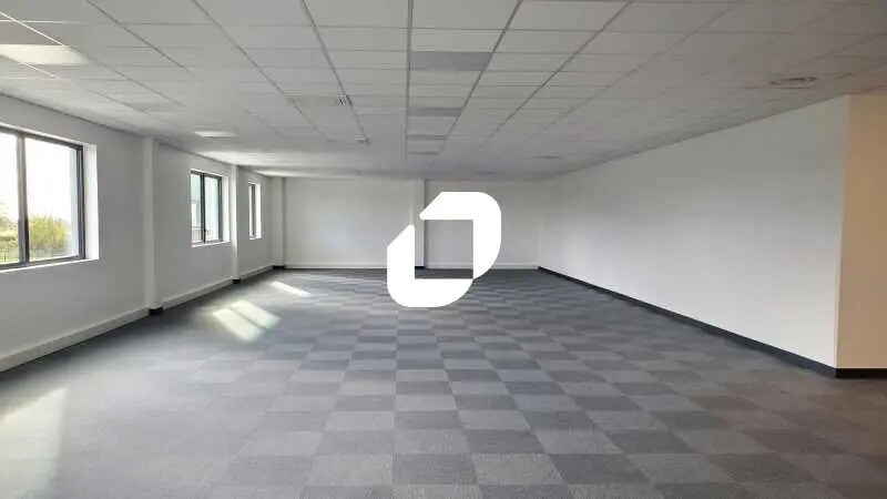 Bureau dans Viarmes à louer - Photo de l’immeuble – Image 1 sur 4