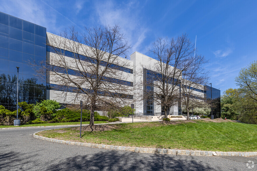 695 US Highway 46, Fairfield, NJ à louer - Photo de l’immeuble – Image 1 sur 18