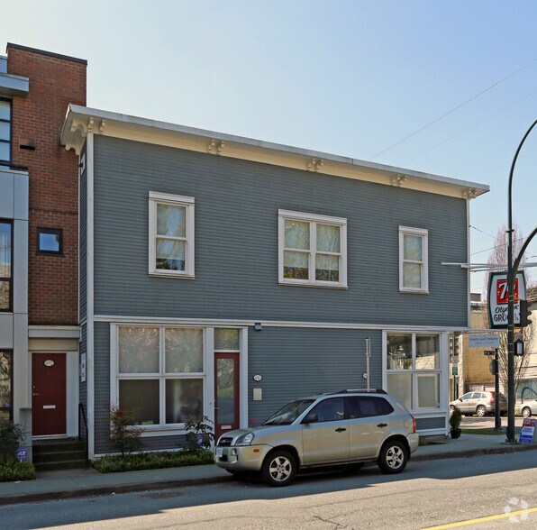 696-698 W 16th Ave, Vancouver, BC à louer - Photo de l’immeuble – Image 2 sur 2
