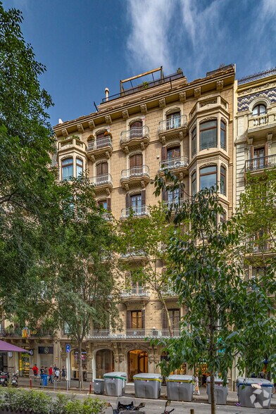 Immeuble residentiel dans Barcelone, Barcelona à vendre - Photo de l’immeuble – Image 2 sur 2