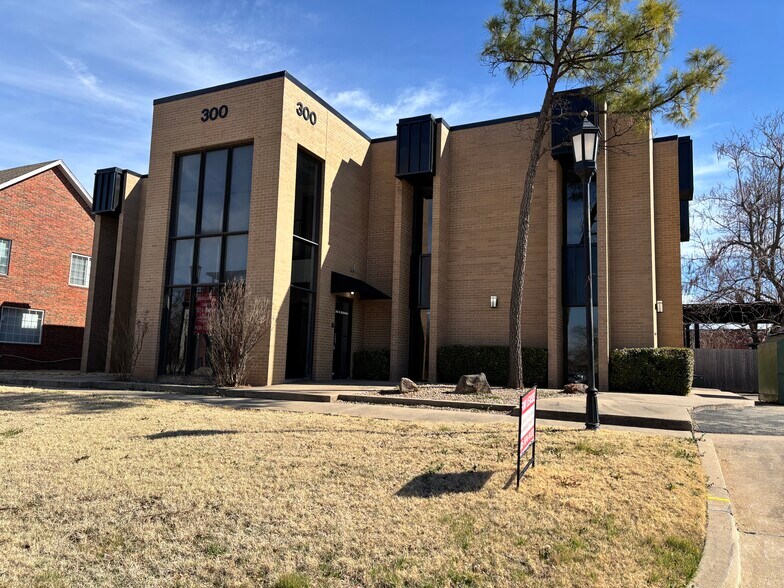 300 N Broadway, Edmond, OK à louer - Photo principale – Image 1 sur 2