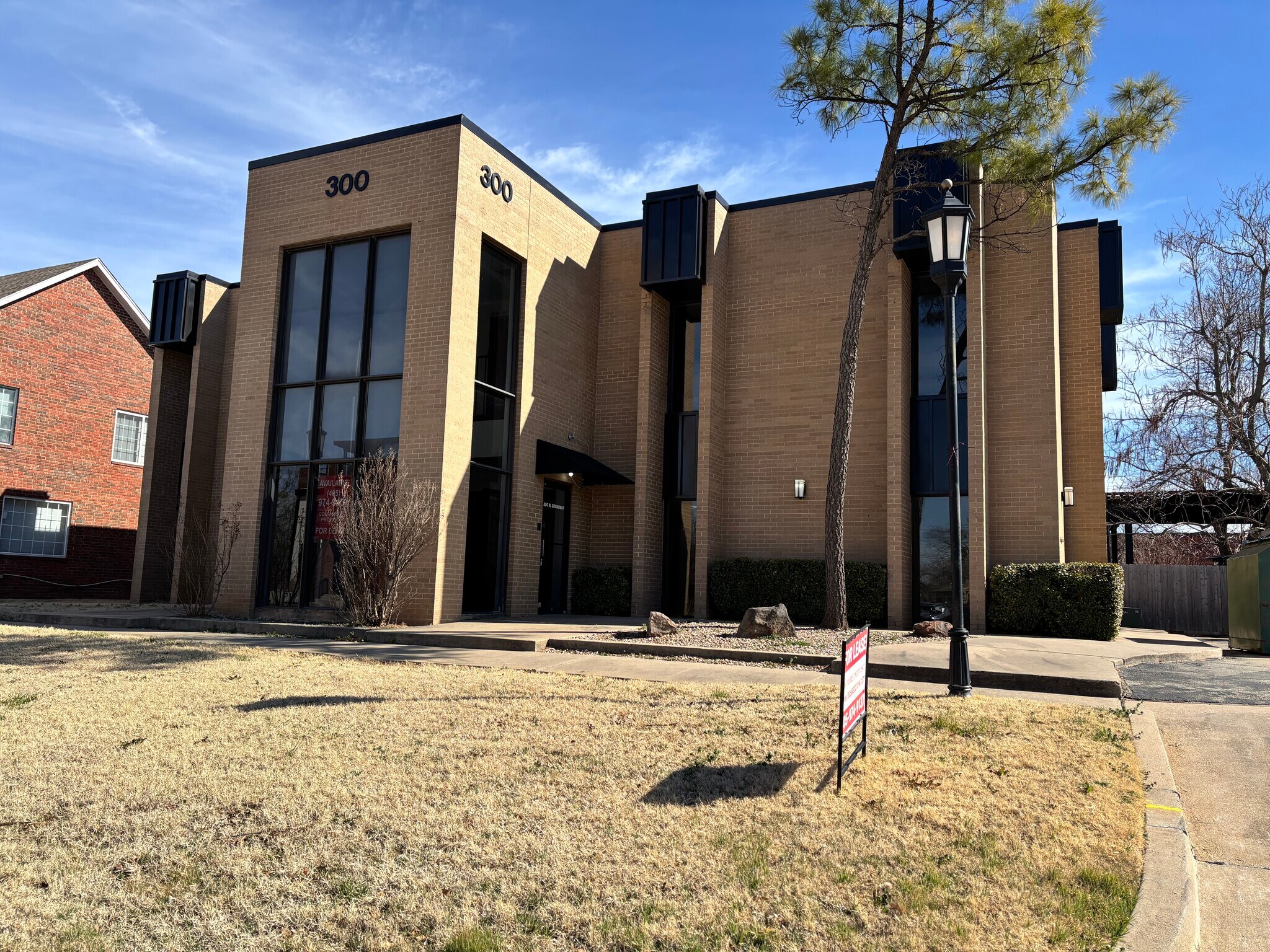 300 N Broadway, Edmond, OK à louer Photo principale– Image 1 sur 3