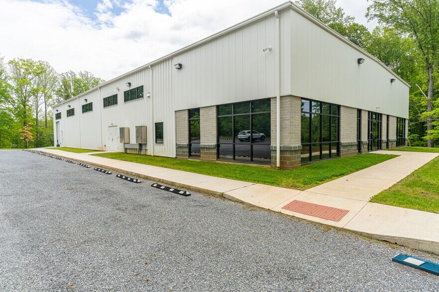 1053 E London Park Dr, Forest, VA à louer - Photo de l’immeuble – Image 2 sur 25