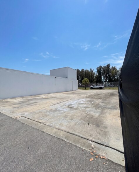 988 NW 51st Pl, Fort Lauderdale, FL à louer - Photo de l’immeuble – Image 2 sur 5