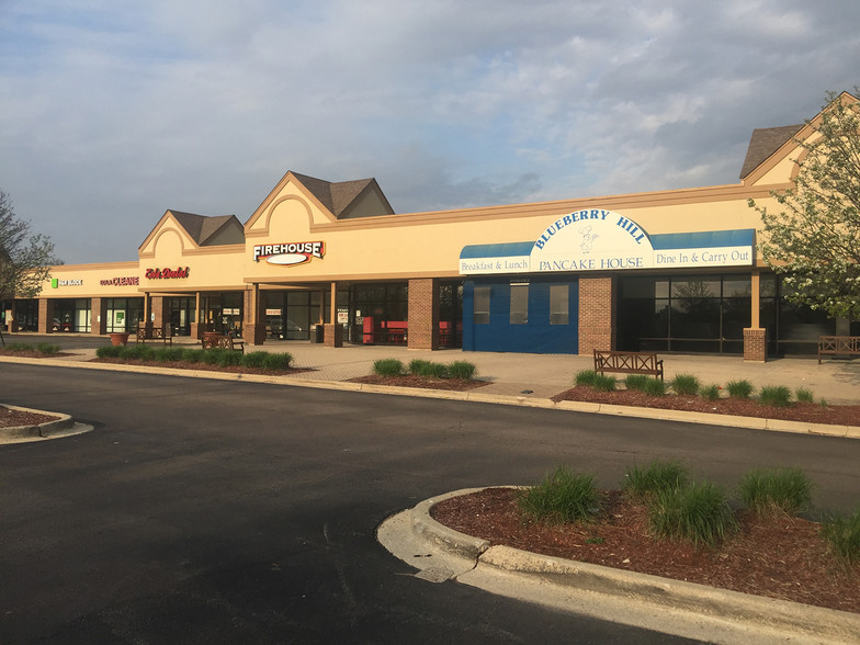 405 N Eola Rd, Aurora, IL à louer - Photo principale – Image 1 sur 14