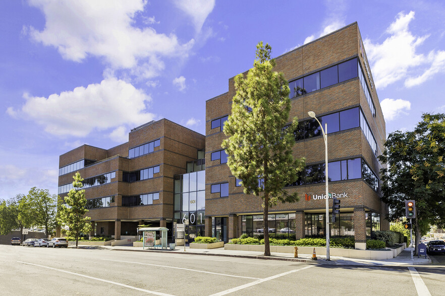 601 S Glenoaks Blvd, Burbank, CA à louer - Photo de l’immeuble – Image 1 sur 13