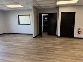 565 Broadhollow Rd, Farmingdale, NY à louer Photo intérieure– Image 2 sur 9