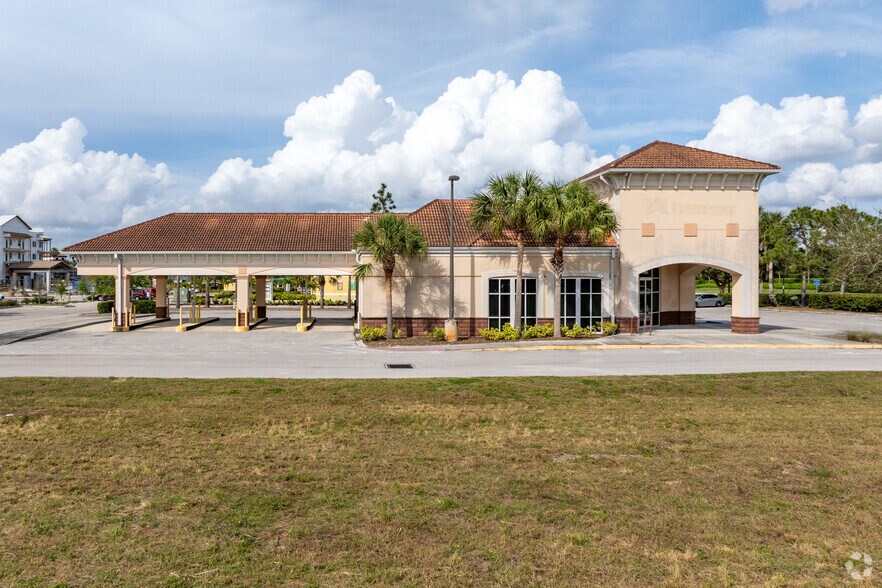 17810 Ben Hill Griffin Pky, Fort Myers, FL à louer - Photo de l’immeuble – Image 2 sur 7