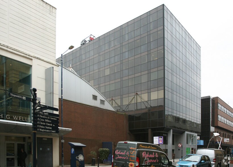 One Crown Sq, Woking à louer - Photo de l’immeuble – Image 3 sur 11