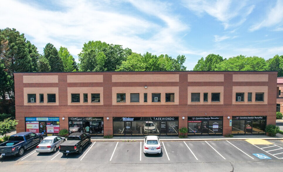 18047 W Catawba Ave, Cornelius, NC à louer - Photo de l’immeuble – Image 2 sur 6