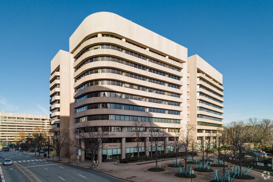 2451 Crystal Dr, Arlington, VA à louer - Photo principale – Image 1 sur 42