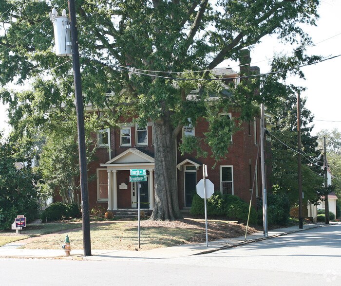 1110 Brookstown Ave, Winston-Salem, NC à louer - Photo de l’immeuble – Image 3 sur 11