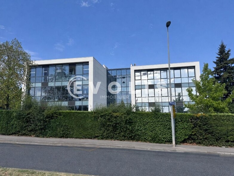23 Rue Maryse Bastié, Bron à louer - Photo de l’immeuble – Image 1 sur 7