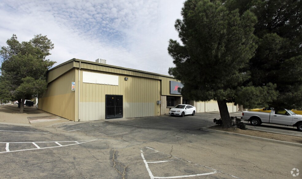 15330 Tamarack Dr, Victorville, CA à louer - Photo principale – Image 1 sur 14