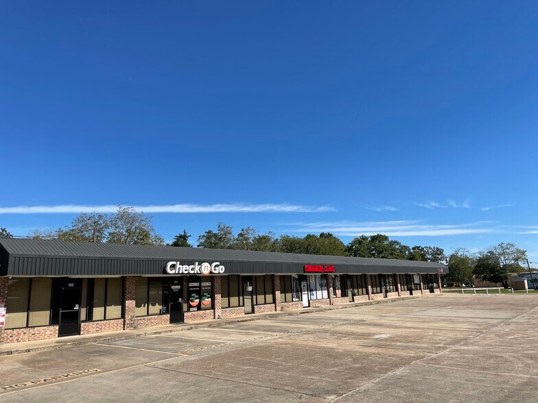 310 E Davis St, Conroe, TX à louer - Photo de l’immeuble – Image 3 sur 4