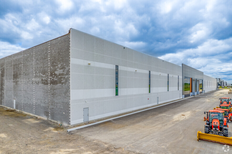 865 Gibraltar Rd, Vaughan, ON à louer - Photo de l’immeuble – Image 2 sur 7