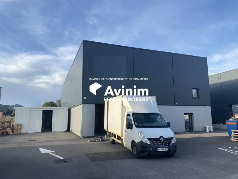 Local d'activités dans Le Cannet-des-Maures à vendre - Photo de l’immeuble – Image 1 sur 12