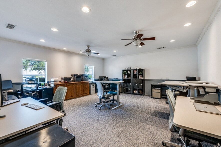 2028 Bedford Rd, Bedford, TX à vendre - Photo intérieure – Image 3 sur 9