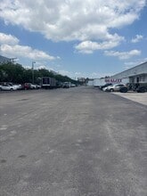 7866 NW 46th St, Doral, FL à louer Photo de l’immeuble– Image 2 sur 5