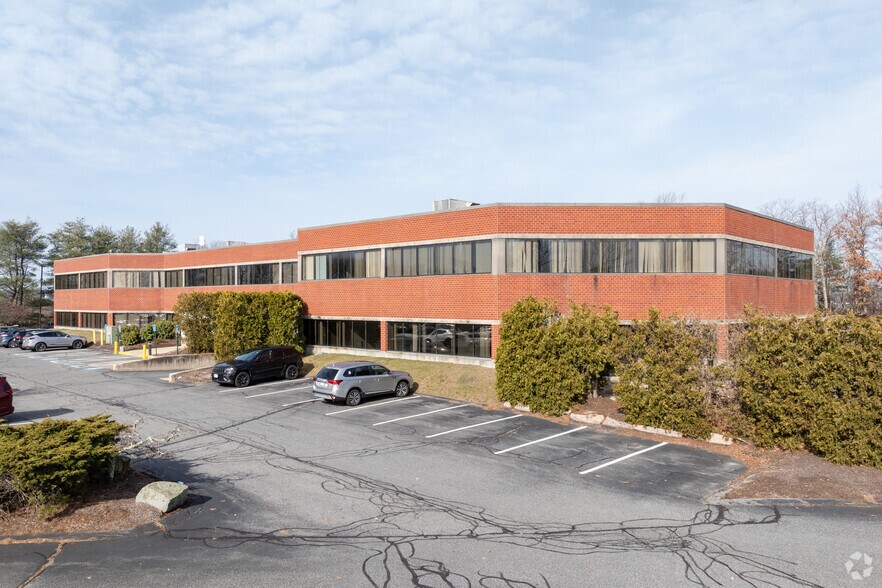 321 Fortune Blvd, Milford, MA à louer - Photo de l’immeuble – Image 1 sur 9